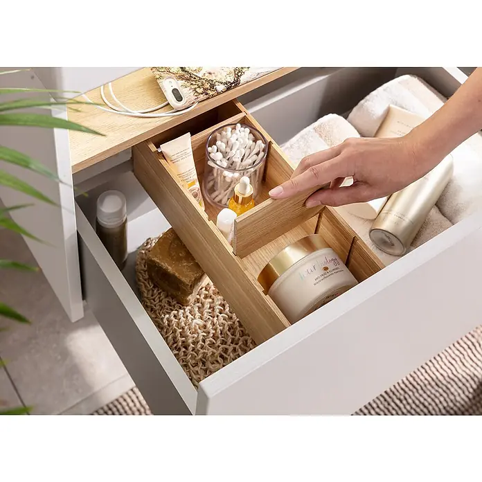 Camargue Nature Badmöbel-Set NA61M - Gesamtbreite Badmöbel: 60 cm, Weiß, Matt - Ein Badezimmerschrank mit einem Auszug, der verschiedene Pflegeprodukte wie Cremes, Seifen und Tücher ordentlich verstaut.