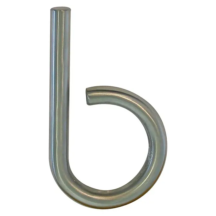 Letra decorativa en 3D - 12,8 cm, Acero inoxidable, B - Primer plano de un gancho de carnicero plateado con extremo redondeado y mango recto. Una herramienta robusta y práctica para la cocina.