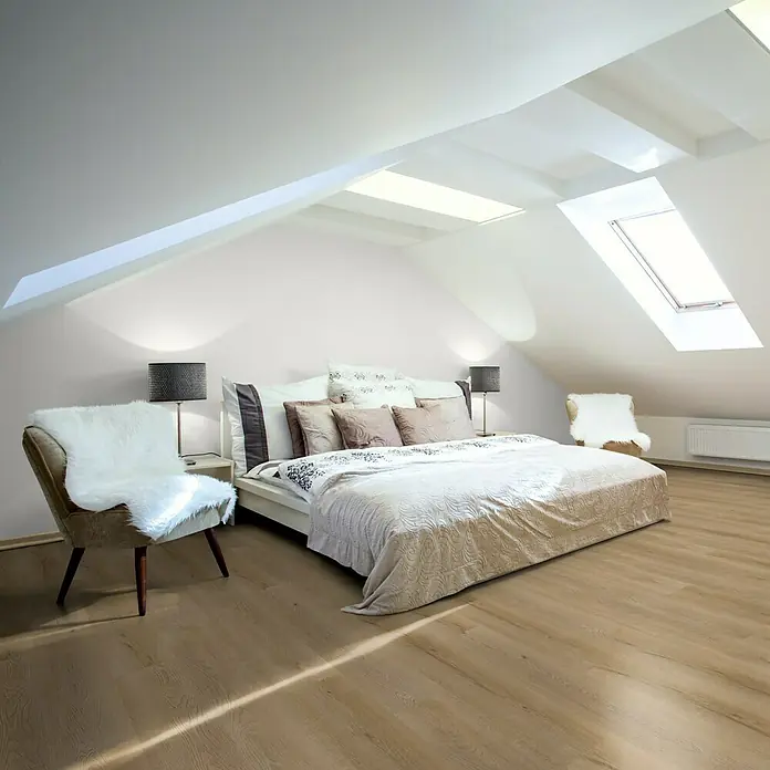 b!design Vinylbodenmuster SPC Eiche Polaris - 280 x 160 x 3,5 mm, Landhausdiele - Einladendes Schlafzimmer mit Dachfenstern, einem gemütlichen Bett und zwei Sesseln mit weichen Fellen für entspannte Stunden.