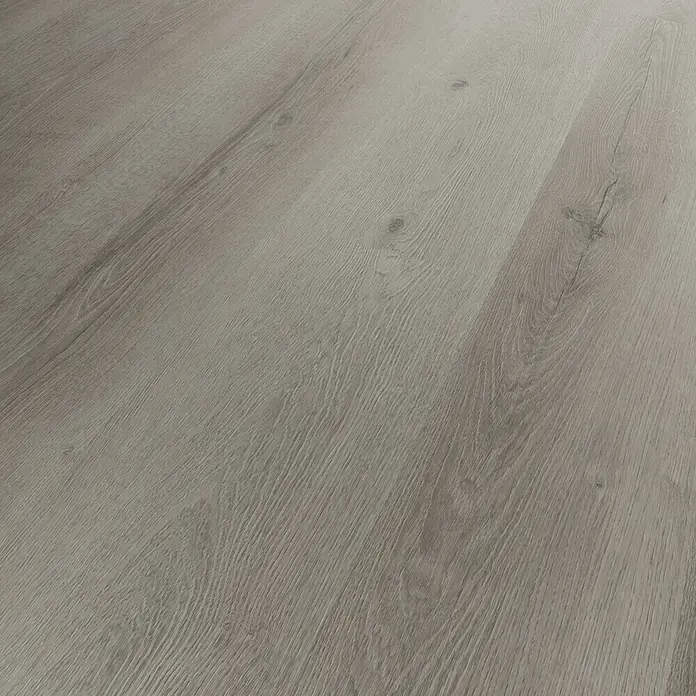 b!design Vinylbodenmuster SPC Silent Albany - 280 x 160 x 4,8 mm, Landhausdiele - Nahaufnahme eines hellgrauen Laminatbodens mit Holzmaserung. Ideal für moderne Innenräume und einfache Reinigung.