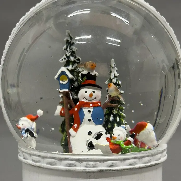 Konstsmide LED-Schneelaterne Schneemann mit Baum - Innen, Altweiß, 12,5 x 12,5 x 21 cm, Schneemann mit Christbaum, Batteriebetrieben - Schneekugel mit einer Szene mit Schneemännern, einem Vogelhaus und Bäumen, ideal für die festliche Dekoration der Weihnachtszeit.