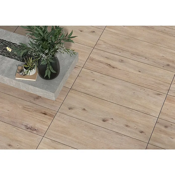 Terrassenfliese Garden Coldbrown 2.0 - 39,7 x 119,7 x 2 cm, Grau/Braun, Matt - Detailaufnahme von Fliesen in Holzoptik, die eine warme und natürliche Atmosphäre schaffen. Ideal für moderne Wohnräume.