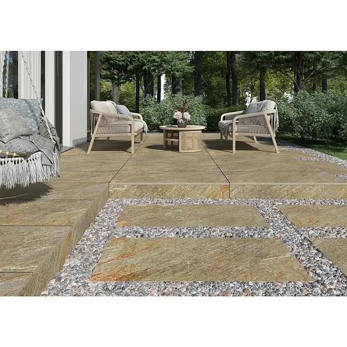 Terrassenfliese Piazza 2.0 - 59,7 x 119,7 x 2 cm, Multicolor, Matt - Ein Außenbereich mit robusten Steinplatten und Kieswegen, umgeben von üppigem Grün. Die Fliesen verleihen dem Raum Eleganz.