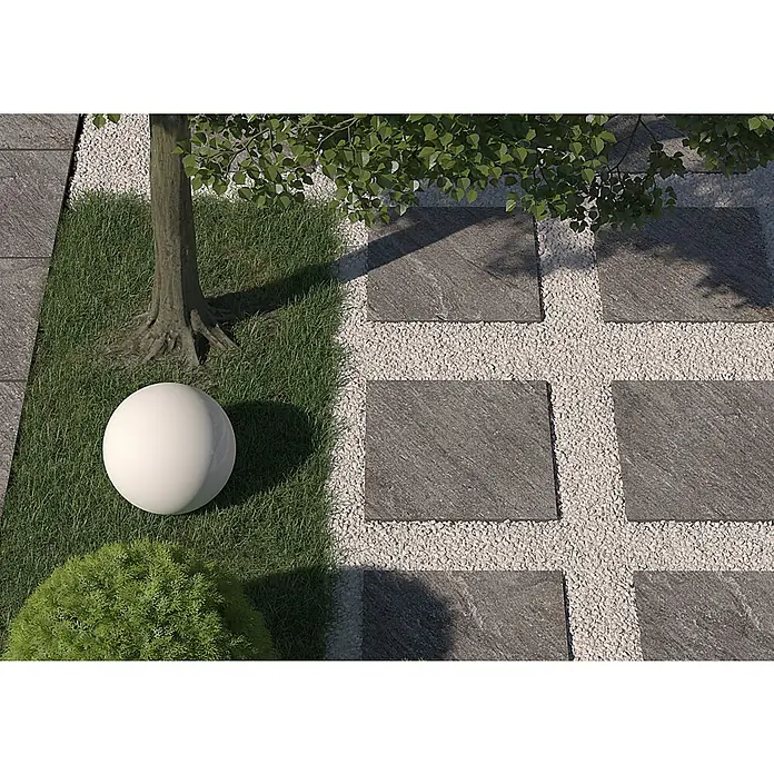 Terrassenfliese Piazza 2.0 - 59,7 x 59,7 x 2 cm, Anthrazit, Matt - Gartenansicht mit Steinplattenweg, Kiesflächen und einem dekorativen weißen Gartenball, der für ein modernes Ambiente sorgt.