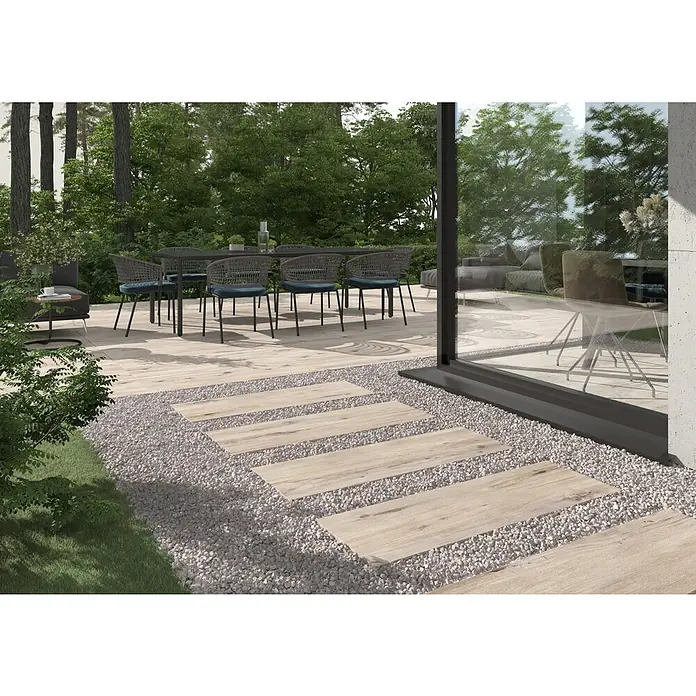Terrassenfliese Garden Lightbrown 2.0 - 39,7 x 119,7 x 2 cm, Hellbraun, Matt - Einladende Terrasse mit stilvollen Gartenmöbeln und einem eleganten Plattenweg, der durch Zierkies führt. Die Terrassengestaltung harmoniert perfekt mit der Natur.