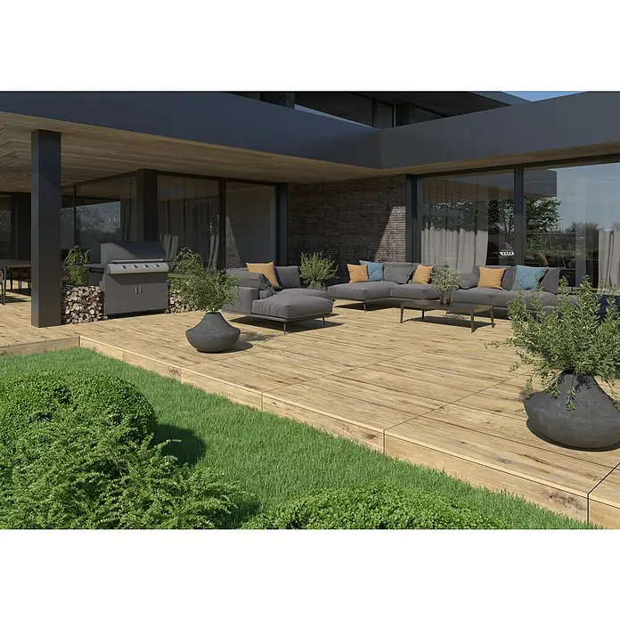 Terrassenfliese Garden Rustbrown 2.0 - 39,7 x 119,7 x 2 cm, Braun, Matt - Eine moderne Außenterrasse mit grauen Gartenmöbeln und Holzboden. Die Terrasse bietet einen stilvollen Übergang zum Garten.