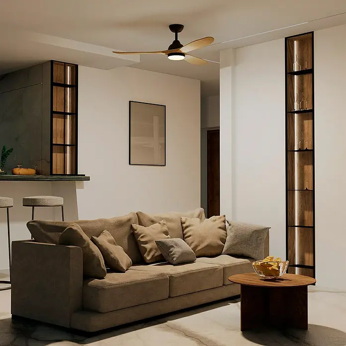 Arte confort Ventilador de techo Nata - Negro/Marrón, 132 cm, 35 W, Blanco neutro - Sala de estar con sofá marrón, mesa de madera y ventilador de techo que crea un ambiente acogedor.