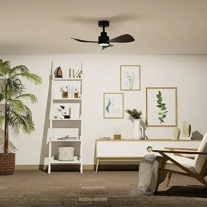 Arte confort Ventilador de techo Celia - Negro, 91,4 cm, 16 W, Blanco neutro - Una habitación moderna con un ventilador de techo negro. El diseño elegante del ventilador complementa la estética minimalista de la habitación.