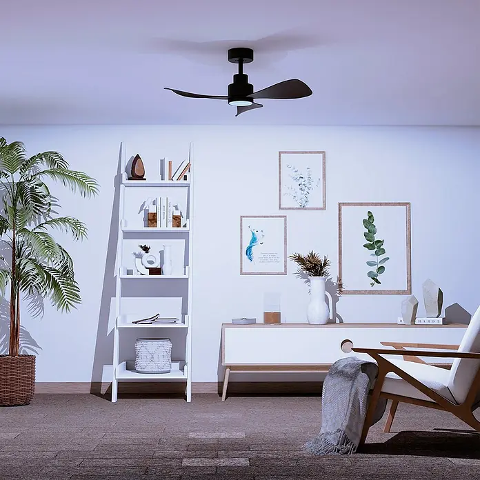 Arte confort Ventilador de techo Celia - Negro, 91,4 cm, 16 W, Blanco neutro - Un elegante salón con un moderno ventilador de techo, estanterías y obras de arte decorativas que crean un ambiente tranquilo y acogedor.