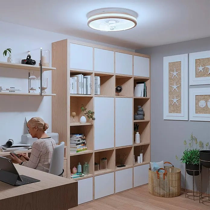 Arte confort Ventilador de techo Cris - Blanco/Madera, 50 cm, 17 W, Blanco neutro - Ventilador de techo con luz en una oficina en casa. El ventilador proporciona circulación de aire e iluminación, ideal para un ambiente de trabajo cómodo.