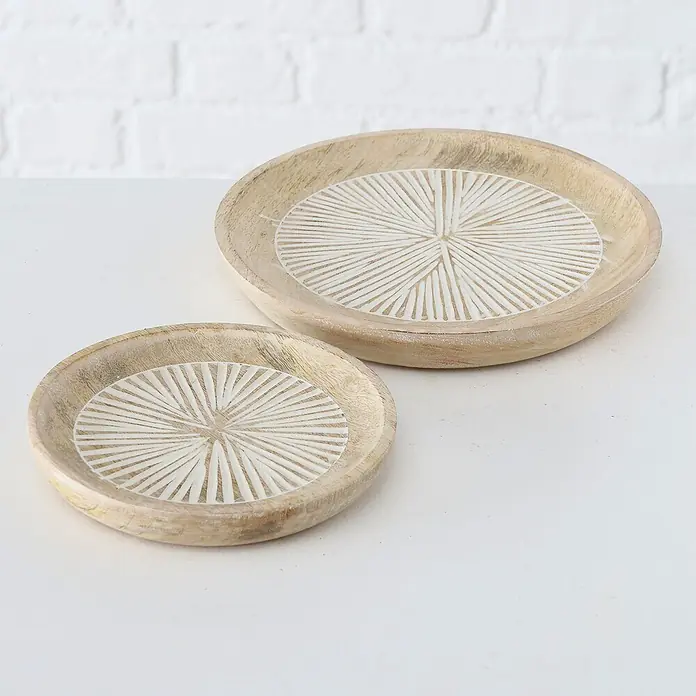 Deko-Teller Jylling - 1 Stk., Durchmesser: 15 cm, Natur/Weiß - Zwei dekorative, helle Holzteller mit weißem, strahlenförmigem Muster. Ideal als Ablage oder zur Präsentation von Deko-Elementen.