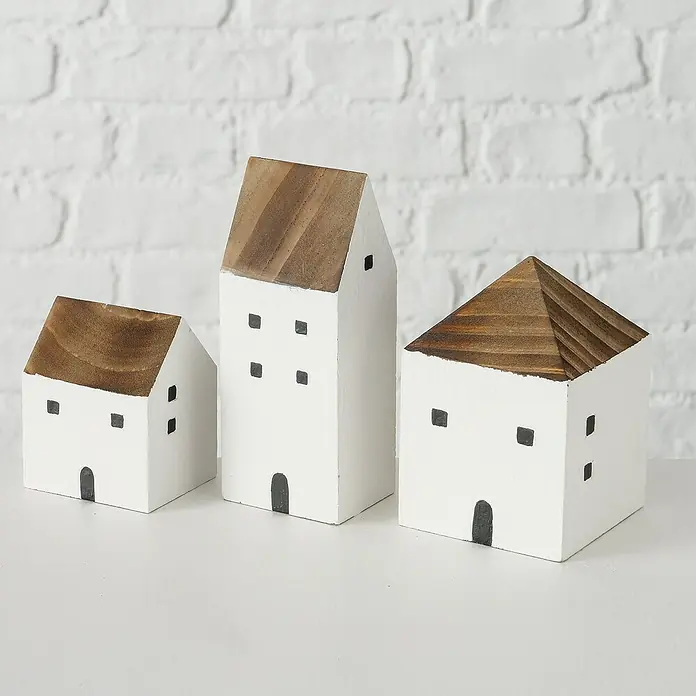 Dekofigur Gotanhaus - L x B x H: 7,5 x 7,5 x 10,5 cm, Weiß/Braun, Holz, 1 Stk. - Drei dekorative Holzhäuser mit weißen Wänden und braunen Dächern, ideal für die Inneneinrichtung.