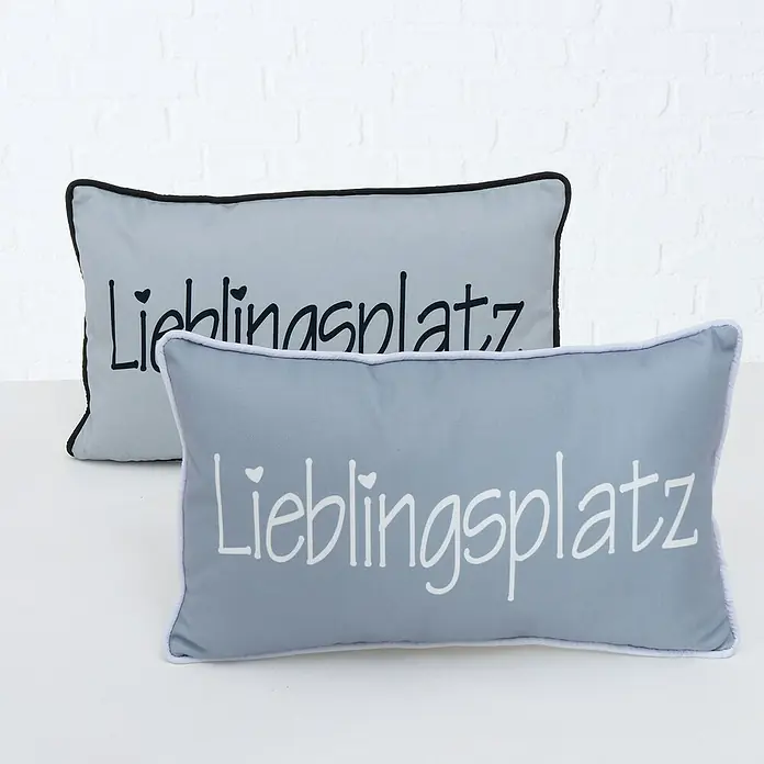Kissen Lieblingsplatz - 1 Stk., Blau/Schwarz, 50 x 30 cm - Zierkissen mit der Aufschrift "Lieblingsplatz" in Grau und Weiß. Dekorative Kissen für das Sofa oder Bett.