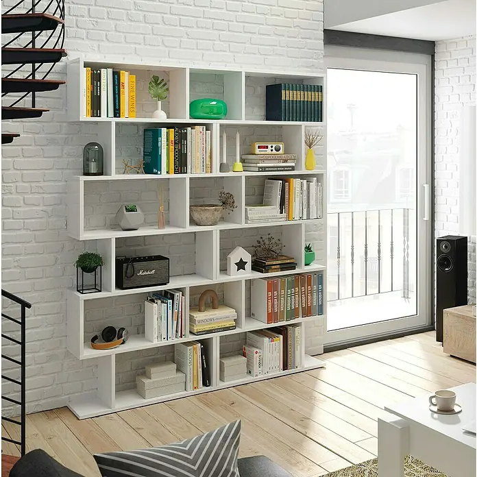 Estantería de madera Athena - Al x An x Pr: 192 x 80 x 24 cm, Número de baldas: 6 ud., Atornillado, Blanco - La imagen muestra una elegante librería blanca con varios libros y objetos decorativos frente a una pared de ladrillos.
