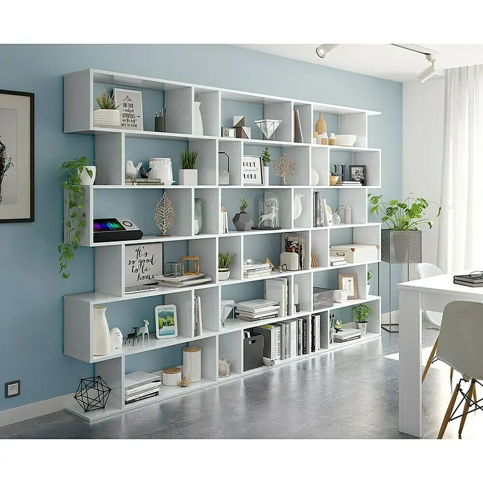 Estantería de madera Athena - Al x An x Pr: 192 x 80 x 24 cm, Número de baldas: 6 ud., Atornillado, Blanco - Una espaciosa estantería blanca con muchos compartimentos, llena de libros y elementos decorativos, contra una pared azul claro.