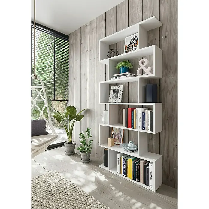 Estantería de madera Athena - Al x An x Pr: 192 x 80 x 24 cm, Número de baldas: 6 ud., Atornillado, Blanco - Una estantería blanca moderna con objetos decorativos y libros contra una pared de madera.