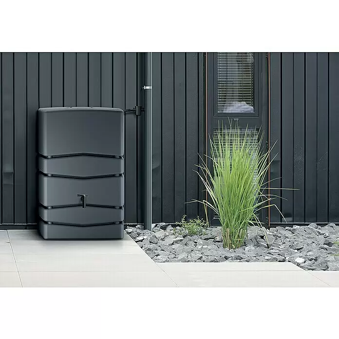 Regenspeicher Aqua Tower - L x B x H: 38,3 x 77,5 x 135 cm, 350 l, Anthrazit - Schlanke, dunkelgraue Regentonne an einem modernen Gebäude, an Fallrohr angeschlossen, auf Terrasse mit Zierkies.