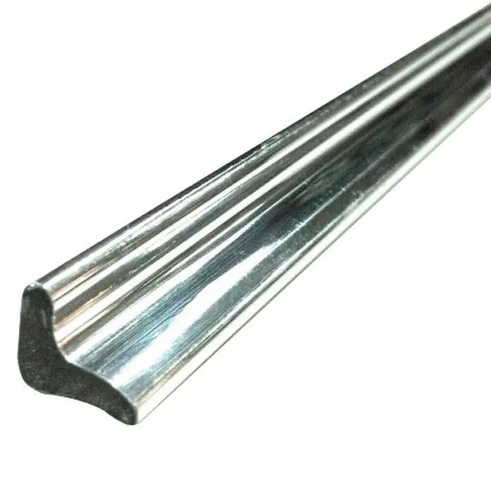 Perfil de sellado vierteaguas inferior adhesivo - L x An x Al: 100 cm x 11 mm x 9,5 mm - Primer plano de un riel metálico triangular brillante con ranuras, ideal para proyectos de bricolaje o detalles arquitectónicos.
