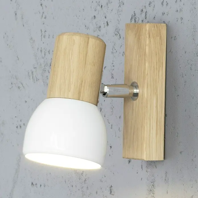 Spotlight Deckenstrahler Svenda - 60 W, L x B x H: 15 x 9 x 15 cm, Eiche, E27 - Nahaufnahme einer modernen Wandleuchte mit Holzsockel und weißem Lampenschirm vor einer grauen Wand.