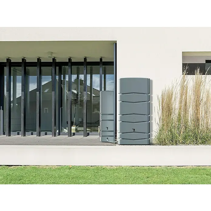 Regenspeicher Aqua Tower - L x B x H: 57,3 x 77,5 x 165 cm, 650 l, Hellgrau - Modernes Haus mit grauen Wasserspeichern. Praktische und stilvolle Regenwassernutzung für den Garten. Nachhaltigkeit trifft Design.