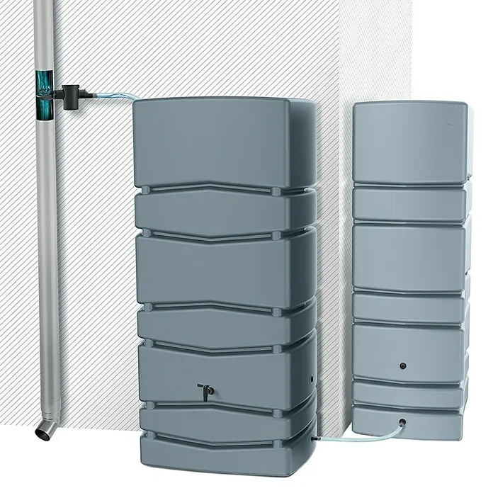 Regenspeicher Aqua Tower - L x B x H: 38,3 x 77,5 x 135 cm, 350 l, Anthrazit - Zwei graue Wasserspeicher unterschiedlicher Größe neben einem Fallrohr. Ideal zum Sammeln von Regenwasser für den Garten.
