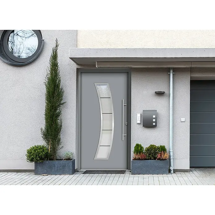 Splendoor Haustür Thermodoor PLUS SP10 - 100 x 210 cm, DIN Anschlag: Rechts, Verkehrsgrau - Graue Haustür mit Glaseinsatz und Edelstahlgriff, flankiert von Pflanzenkübeln. Moderner Hauseingang mit stilvollem Design.