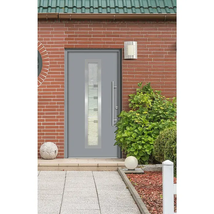 Splendoor Haustür Thermodoor PLUS SP80 - 100 x 210 cm, DIN Anschlag: Rechts, Verkehrsgrau - Eine moderne graue Haustür mit vertikalem Glaseinsatz und einem langen, schlanken Türgriff, eingebettet in eine Ziegelsteinfassade.