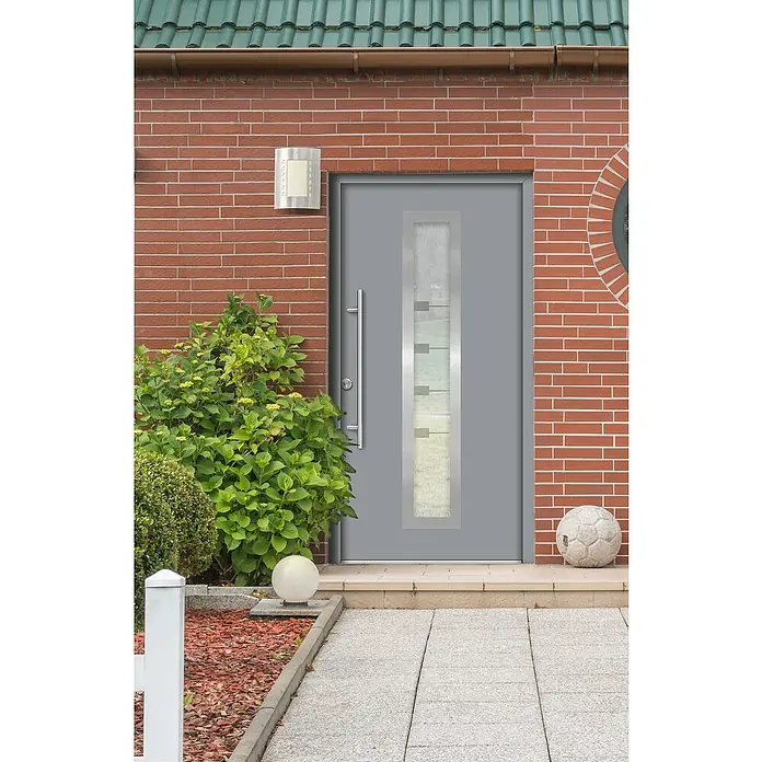 Splendoor Haustür Thermodoor PLUS SP80 - 110 x 210 cm, DIN Anschlag: Links, Verkehrsgrau - Moderne Haustür in Grau mit Glaseinsatz und Edelstahlgriff. Einladender Eingangsbereich mit rotem Backsteinmauerwerk und grünen Pflanzen.