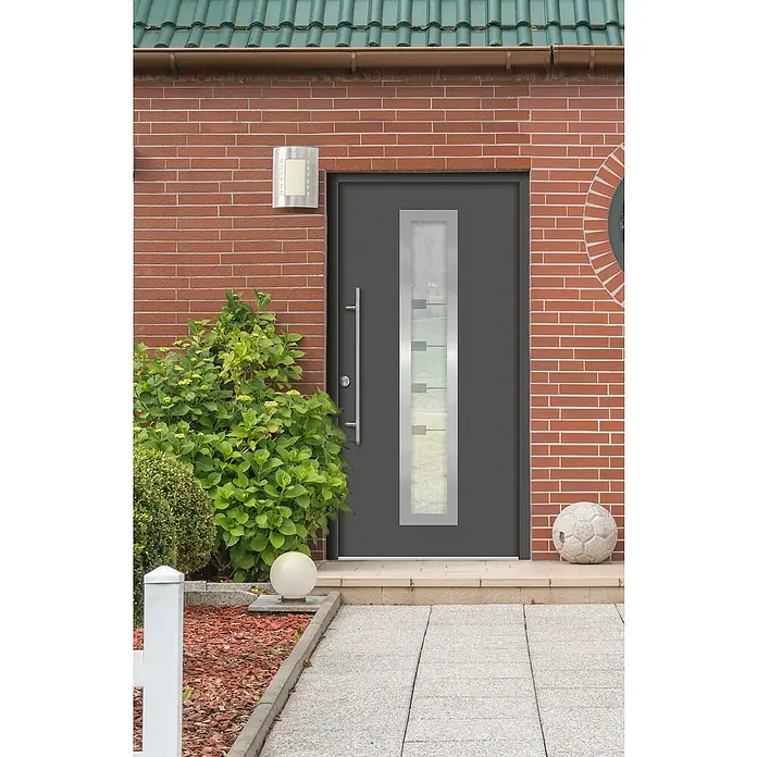 Splendoor Haustür Thermodoor PLUS SP80 - 110 x 210 cm, DIN Anschlag: Links, Anthrazitgrau Feinstruktur - Eine moderne Haustür mit Glaseinsatz und Edelstahlelementen vor einer Backsteinfassade mit grünen Pflanzen und dekorativen Elementen.
