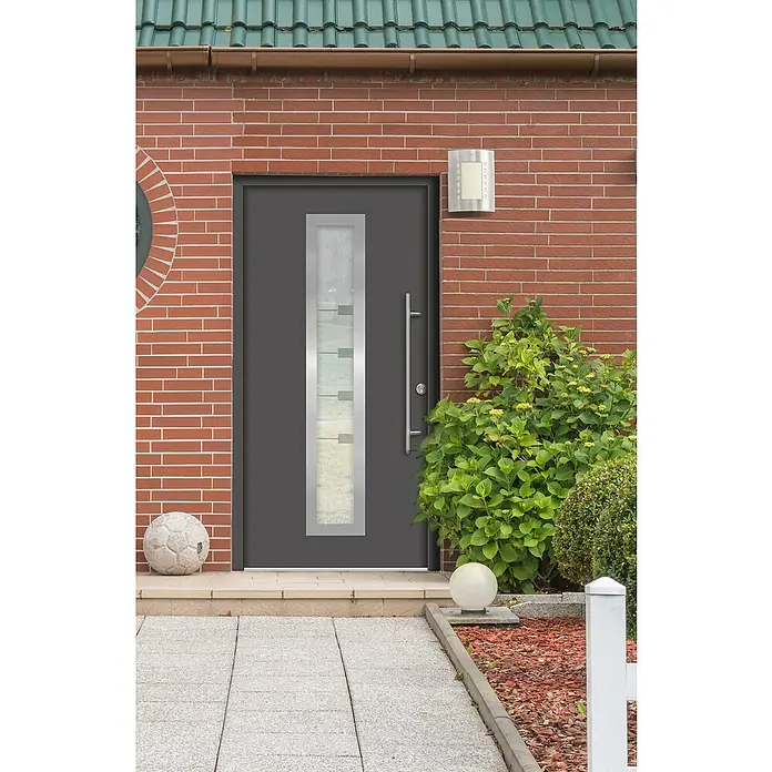 Splendoor Haustür Thermodoor PLUS SP80 - 110 x 210 cm, DIN Anschlag: Rechts, Anthrazitgrau Feinstruktur - Moderne Haustür in Anthrazit mit einem vertikalen Glaseinsatz und einem langen, schlanken Griff. Die Tür ist umgeben von rotem Backsteinmauerwerk.