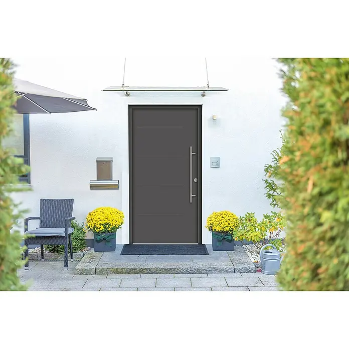 Splendoor Haustür Thermodoor PLUS SPL - 100 x 210 cm, DIN Anschlag: Rechts, Anthrazitgrau Feinstruktur - Ein modernes graues Haustürdesign mit horizontalen Linien und einem silbernen Griff, umrahmt von Blumen und Grünpflanzen.