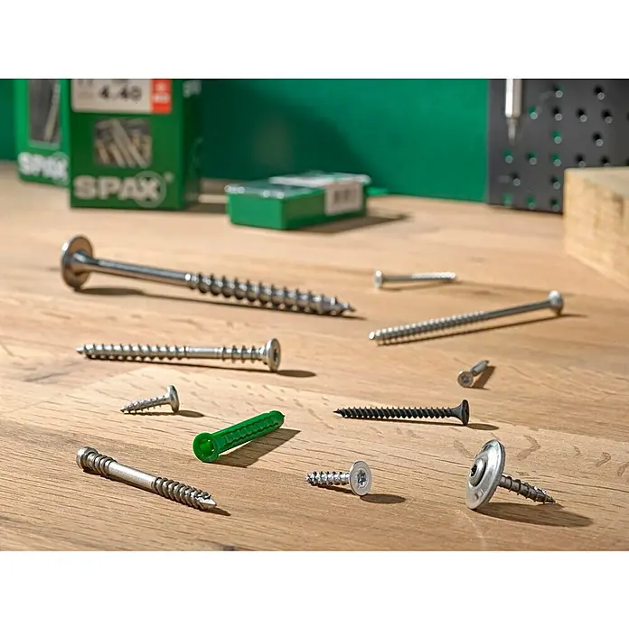 Spax T-Star plus Universalschraube T-Star plus - Ø x L: 4,5 x 70 mm, WIROX Oberfläche, T-Star plus, 20 Stk. - Nahaufnahme verschiedener SPAX Schrauben auf einer hellen Holzoberfläche, ideal für Heimwerkerprojekte und professionelle Anwendungen.