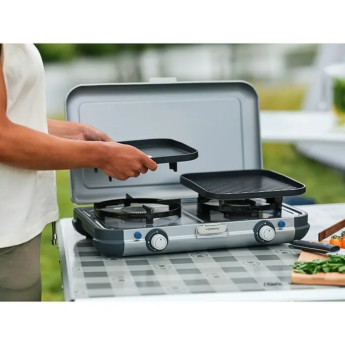 Campingaz Hornillo de gas 2 Grill & Go - 35 x 49 x 10 cm, 4 kW, Metal, Número de quemadores: 2 ud. - Una parrilla Campingaz portátil con dos quemadores y una placa de parrilla. Ideal para cocinar deliciosas comidas al aire libre.