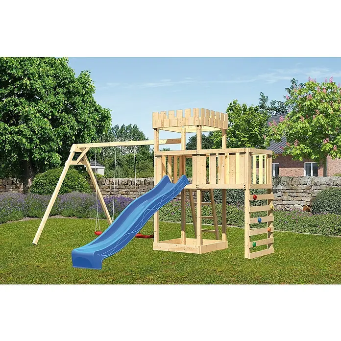 Karibu Kinderspielturm Ritterburg Löwenherz Set 51 - L x B x H: 264 x 254 x 259,5 cm, Natur/Blau - Ein hölzernes Klettergerüst mit Rutsche, Schaukel und Kletterwand im Garten, ideal für Kinder zum Spielen und Austoben.