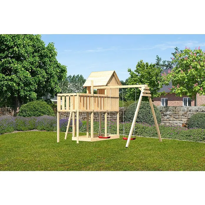 Karibu Kinderspielturm Frieda Set 19 - L x B x H: 264 x 347 x 291 cm, Natur - Eine hölzerne Kinderspielanlage mit Schaukeln und einem kleinen Haus im Garten, ideal für stundenlangen Spielspaß im Freien.