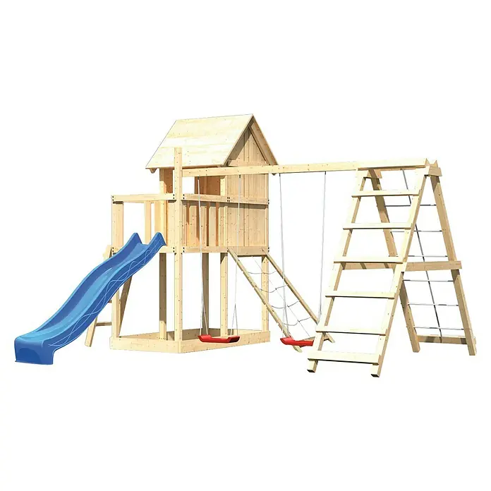 Karibu Kinderspielturm Frieda Set 33 - L x B x H: 264 x 415 x 291 cm, Natur - Ein hölzernes Kinderspielhaus mit Rutsche, Schaukeln und einer Kletterleiter vor schwarzem Hintergrund.