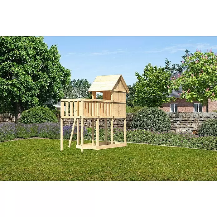 Karibu Kinderspielturm Frieda Set 6 - L x B x H: 107 x 309 x 291 cm, Natur - Hölzernes Kinderspielhaus auf Stelzen in einem grünen Garten.