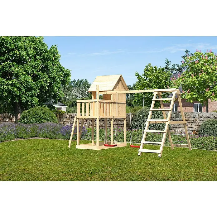 Karibu Kinderspielturm Frieda Set 5 - L x B x H: 264 x 415 x 291 cm, Natur - Holzspielturm mit Schaukel und Leiter im Garten, umgeben von Grün. Ideal für Kinder zum Spielen und Spaß haben im Freien.
