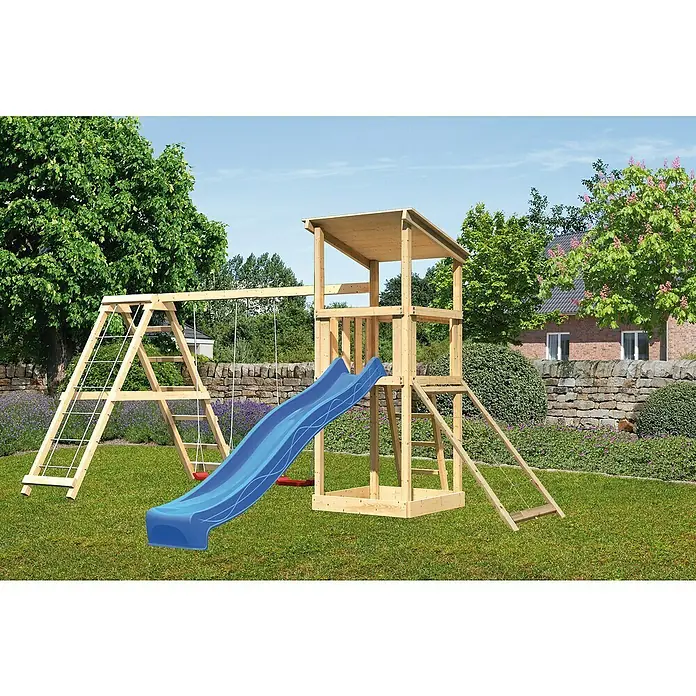 Karibu Kinderspielturm Anna Set 33 - L x B x H: 264 x 415 x 270 cm, Natur - Das Bild zeigt einen hölzernen Kinderspielplatz mit Schaukeln und einer blauen Rutsche in einem Garten.