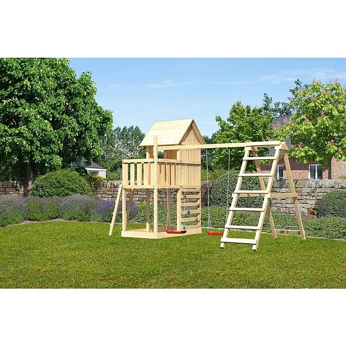 Karibu Kinderspielturm Frieda Set 24 - L x B x H: 264 x 415 x 291 cm, Natur - Ein hölzernes Spielhaus mit Schaukel und Leiter steht auf einer grünen Wiese in einem Garten. Es ist ein toller Ort zum Spielen.