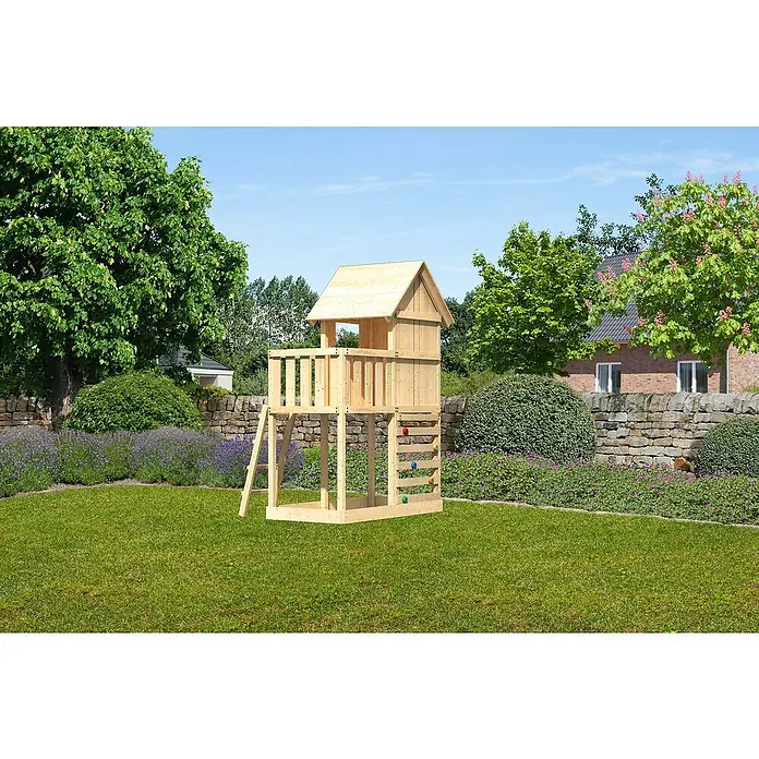 Karibu Kinderspielturm Frieda Set 8 - L x B x H: 202 x 107 x 291 cm, Natur - Bild eines hölzernen Kinderspielhauses mit Kletterwand und Leiter im Garten, ideal für Outdoor-Spaß und Abenteuer im eigenen Garten.