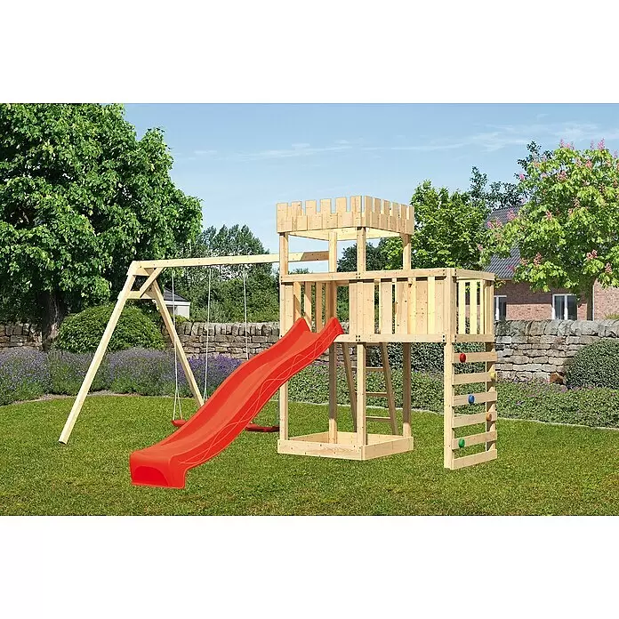 Karibu Kinderspielturm Ritterburg Löwenherz Set 52 - L x B x H: 264 x 454 x 259,5 cm, Natur/Rot - Hölzerner Spielturm mit roter Rutsche, Schaukeln und Kletterwand in einem Garten, für abwechslungsreiches Spielen im Freien.