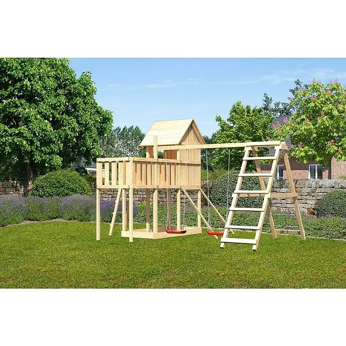 Karibu Kinderspielturm Frieda Set 44 - L x B x H: 309 x 415 x 291 cm, Natur - Bild eines Holzspielplatzes mit Schaukeln und einer Rutsche im Garten. Ideal für Kinder zum Spielen im Freien.