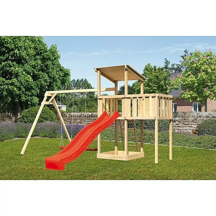 Karibu Kinderspielturm Anna Set 28 - L x B x H: 264 x 454 x 270 cm, Natur - Hölzernes Spielgerät mit roter Rutsche, Schaukel und Sandkasten in einer Gartenumgebung.