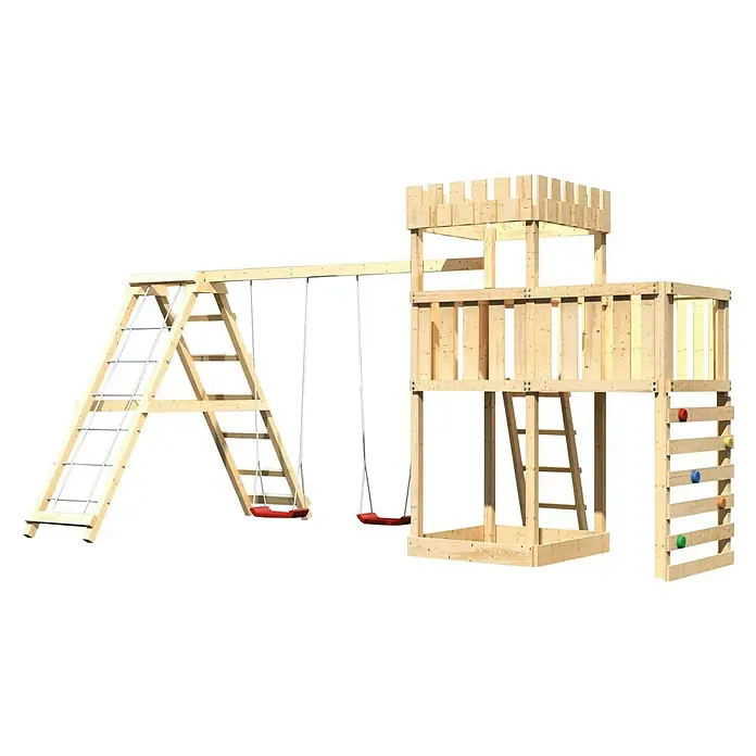 Karibu Kinderspielturm Ritterburg Löwenherz Set 46 - L x B x H: 264 x 522 x 259,5 cm, Natur - Ein detailreiches Bild eines hölzernen Spielplatzes mit Schaukeln, einer Kletterwand und einem Turm mit Zinnen.