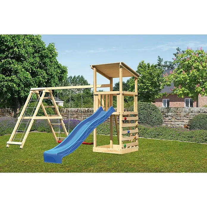Karibu Kinderspielturm Anna Set 37 - L x B x H: 264 x 415 x 270 cm, Natur - Ein hölzernes Klettergerüst mit Schaukel, Rutsche und Kletterwand im Garten. Perfekt für Kinder zum Spielen und Austoben im Freien.