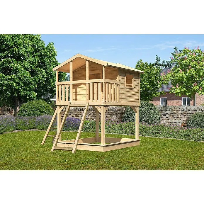 Karibu Spielhaus Benjamin Set 7 - L x B x H: 244 cm x 198 mm x 309 cm, Holz, Natur - Ein hölzernes Baumhaus mit Leiter und Sandkasten steht auf einem grünen Rasen vor Bäumen und einem Haus. Das Baumhaus ist naturbelassen und stabil.