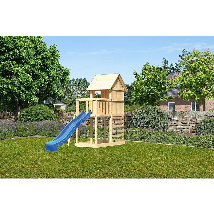 Karibu Kinderspielturm Frieda Set 17 - L x B x H: 202 x 107 x 291 cm, Natur - Ein hölzernes Spielhaus mit blauer Rutsche steht im Garten und bietet Kindern einen sicheren und abenteuerlichen Spielplatz im Freien.
