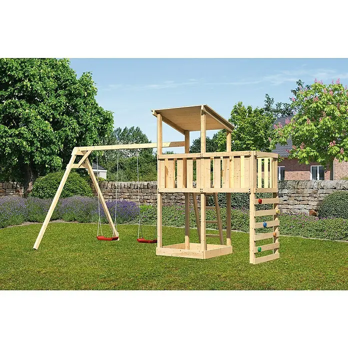 Karibu Kinderspielturm Anna Set 45 - L x B x H: 264 x 454 x 270 cm, Natur - Ein hölzernes Spielhaus mit Schaukel, Kletterwand und Leiter für Kinder zum Spielen im Garten.