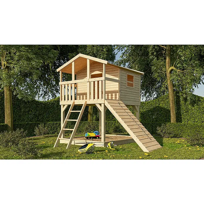 Karibu Spielhaus - L x B x H: 244 cm x 198 mm x 309 cm, Holz, Natur - Ein zweistöckiges Holzspielhaus mit Leiter und Rampe inmitten einer grünen Gartenlandschaft, ideal für fantasievolles Spielen im Freien.
